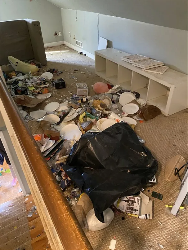 Room with household contents ready for a full cleanout